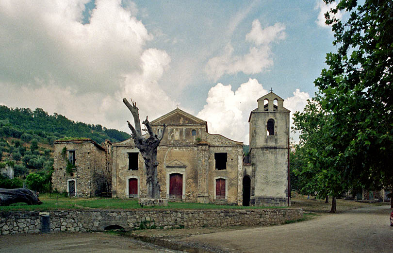 Roscigno Vecchia - Chiesa San Nicola di Bari e piazza Nicotera
