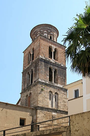 La torre campanaria del Duomo di Salerno è ascrivibile alla tipologia di campanili romanici campani con colonne angolari
