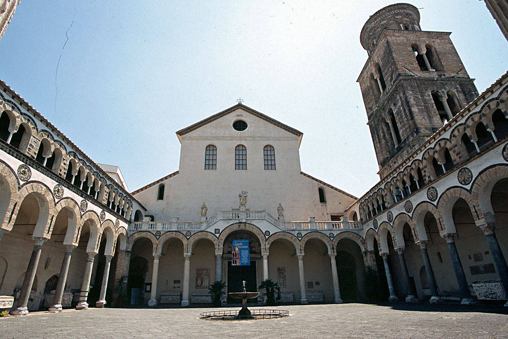 Duomo San Matteo è preceduto da un quadriportico.