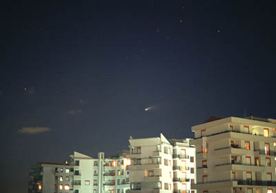 Cometa Hale Boop nel paesaggio urbano
