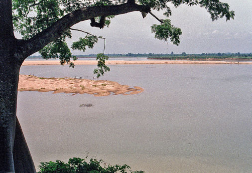 Livello acque normale del Fiume Niger e sue isole, presso Asaba capitale del Delta State