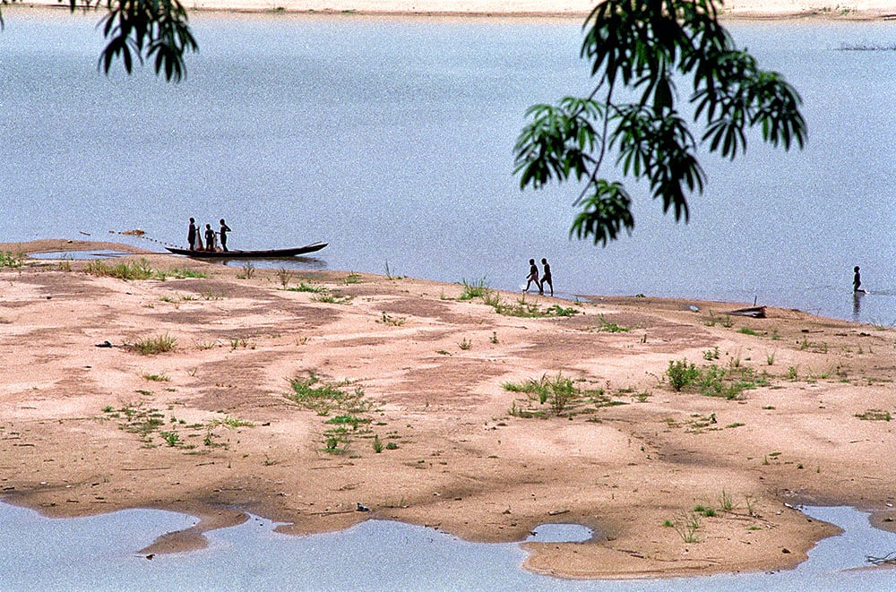 Niger River with islands and fishermen.