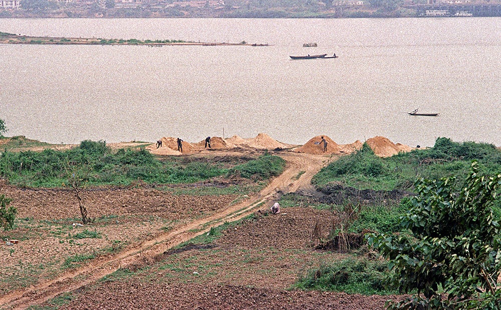 Estrazione della sabbia dal fiume - Extraction of sand from the river