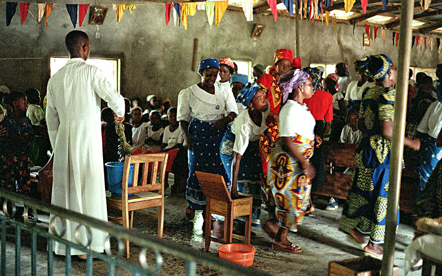 Benedizione con una frasca durante la Santa Messa nella chiesa di Nnebukwu