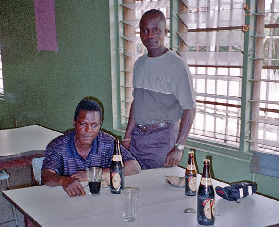 Clienti del bar del Toronto Hospital - Customers at the Toronto Hospital cafeteria - Onitsha, Nigeria