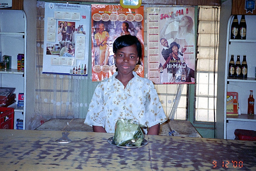 Barista del bar del Toronto Hospital - Bartender at Toronto Hospital Bar - Onitsha Nigeria