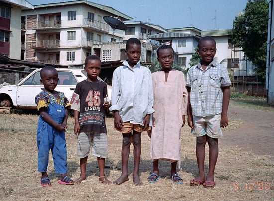 Bambini nei pressi di Toronto Hospital - Children near Toronto Hospital - Onitsha, Nigeria 