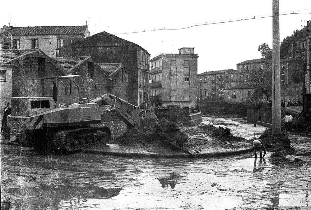 Alluvione Salerno Fratte 4 Novembre 1966 ponte fiume Irno. Incrocio vai Nicola Fiore e via Wenner.
