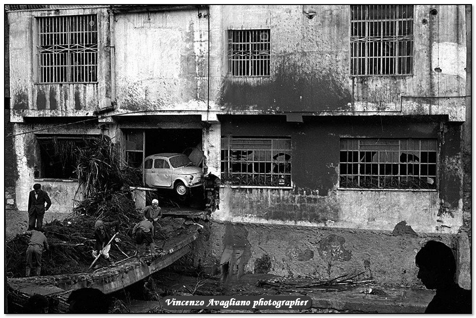 Crollo ponticello che collegava Garage posto in via dei Greci con via Federico Wennwr.