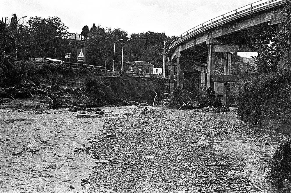 fiume Irno nei della confluenza con il torrente Grancano e ponti uscita autostrada A3