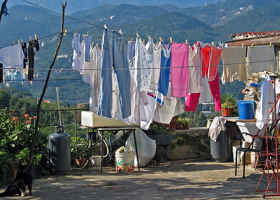 Per fare asciugare i panni nel modo migliore, stendili all'aperto al sole