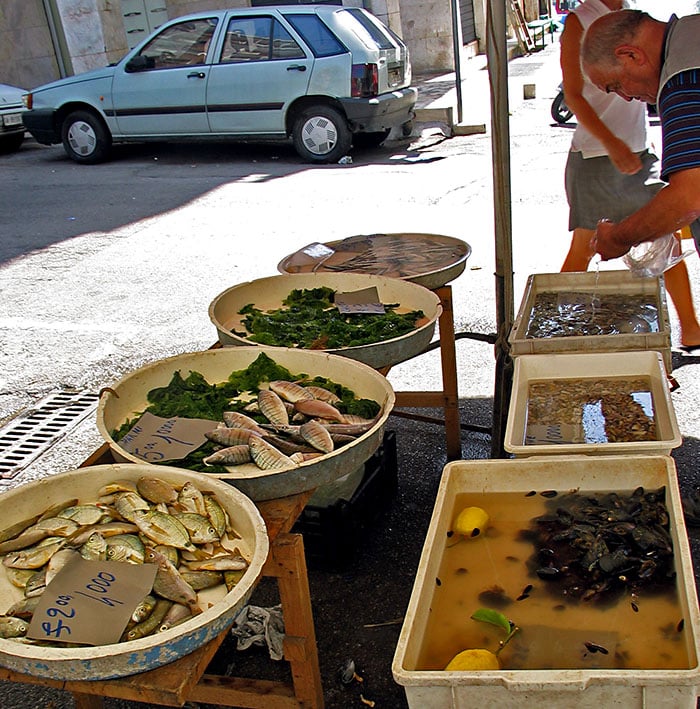 Identità cittadina, fondendo la secolare tradizione marinara locale con la vivacità teatrale tipica dei mercati campani.