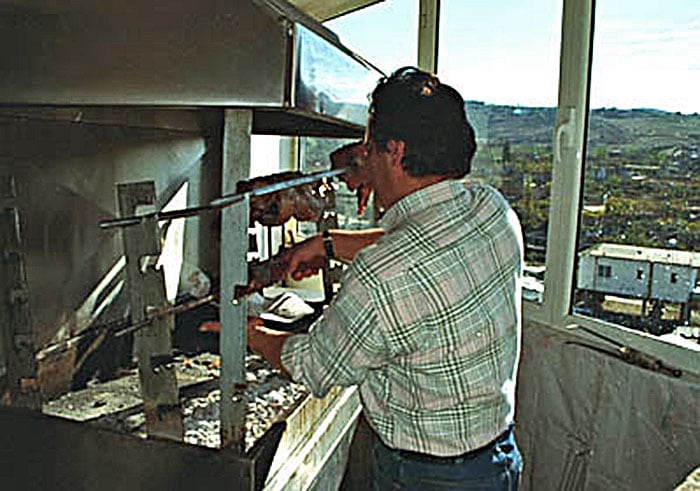 In Albania, il cuoco specializzato nella cottura allo spiedo di montoni e capretti è una figura della tradizione gastronomica