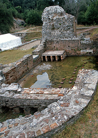 Butrint, le Terme del foro. Le Terme furono costruite alla fine del secondo secolo dopo Cristo.