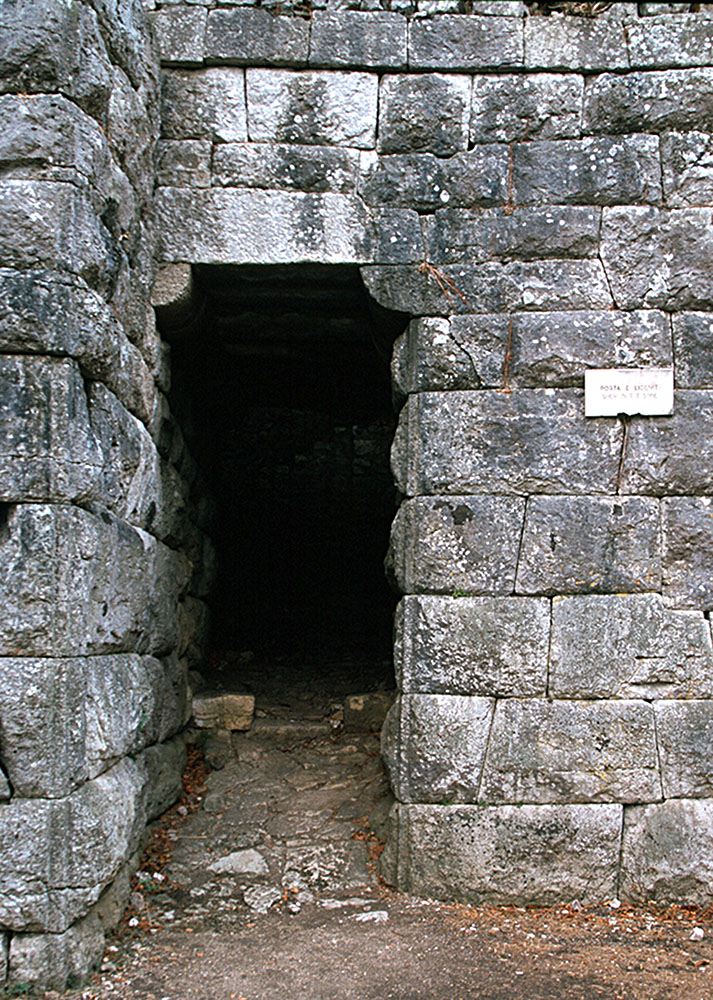 La Porta del Porta del Lago si apre nelle mura orientali e mostra il suo elegante disegno ellenistico.