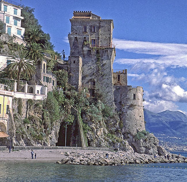Cetara - Torre Vicereale: il bastione è stato più volte rimaneggiato ed alla struttura originaria, di forma cilindrica, fu aggiunta la sopraelevazione a doppia altezza in epoca aragonese ed altri due piani a fine '800.