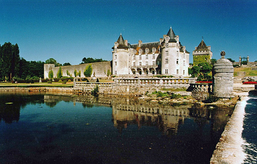 Château de la Roche-Courbon, a Saint-Porchaire, Charente-Maritime.