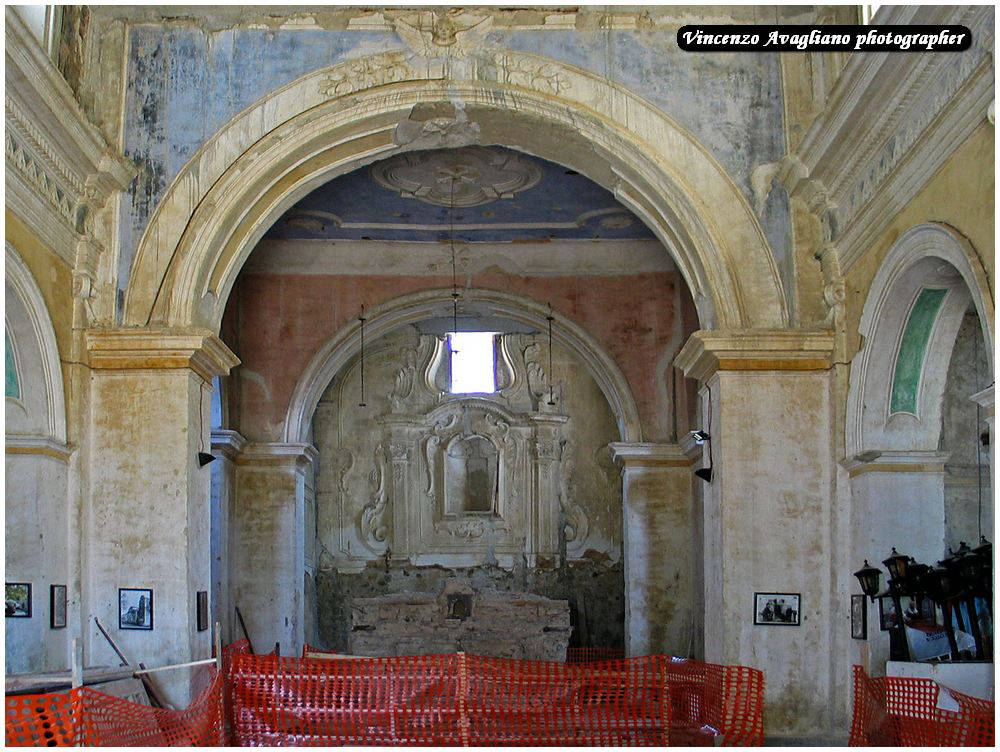 Roscigno Vecchia interno La chiesa di San Nicola è stata ricostruita completamente a seguito di un incendio avvenuto la notte di natale del 1774.