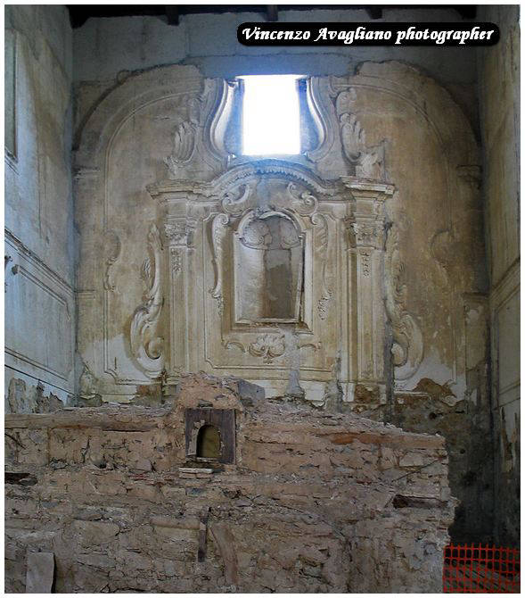 Roscigno Vecchia interno Chiesa San Nicola di Bari in restauro