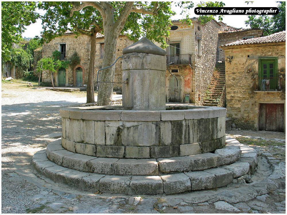 Roscigno Vecchia Fontana circolare con antiche vasche sottostanti.
