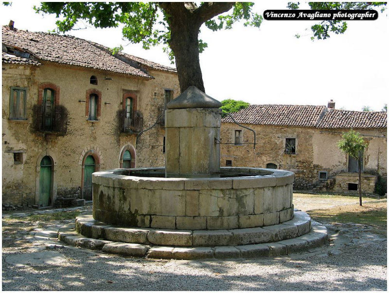 Fontana circolare in pietra in piazza Nicotera  Roscigno Veccia