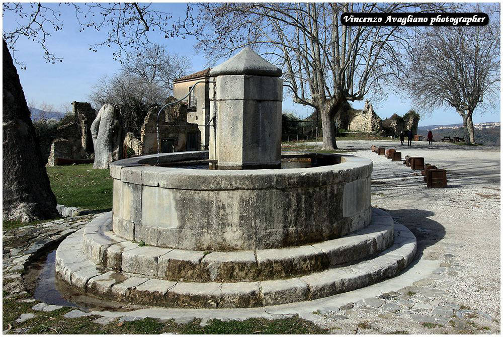 Fontana circolare in pietra in piazza Nicotera Roscigno Vecchia.