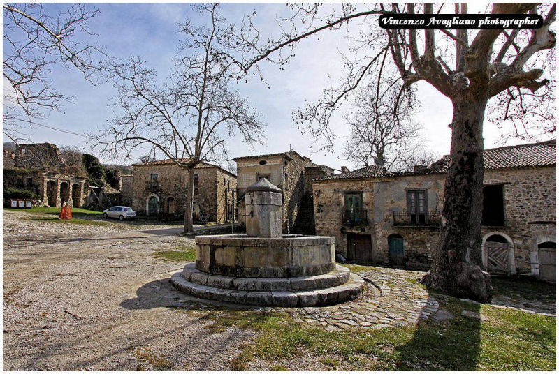 Circular stone fountain in Piazza Nicotera Roscigno Vecchia.