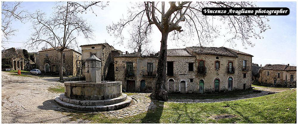 Fontana circolare in pietra in piazza Nicotera. La piazza e la fontana in pietra Roscigno Vecchia.