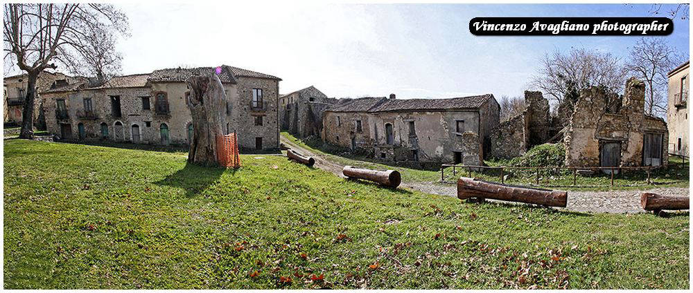 Roscigno Vecchia, urban structure of the ancient Cilento villages, the houses once inhabited by peasants.