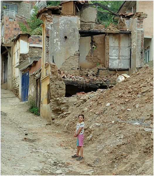 Giochi nelle macerie della città vecchia di Prizren - Games in the rubbles of the old city of Prizren