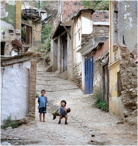 Giochi nelle macerie della città vecchia di Prizren - Games in the rubbles of the old city of Prizren