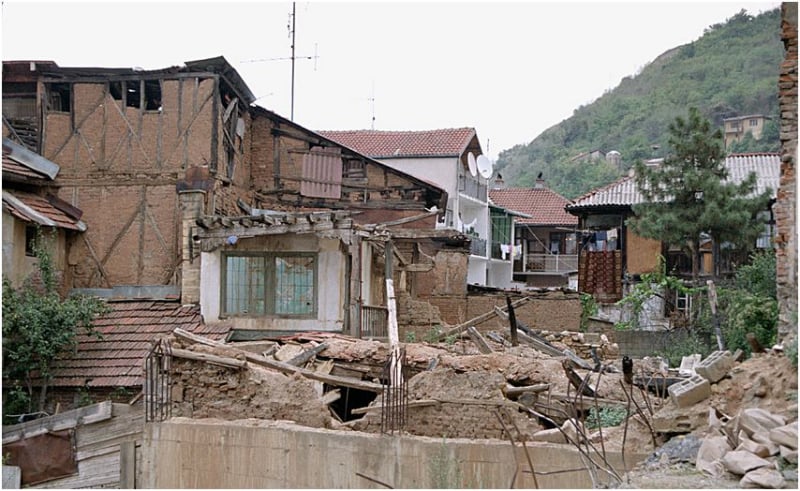 Prizren - parte vecchia della città distrutta durante la guerra  Old part of Prizren destroyed during the war