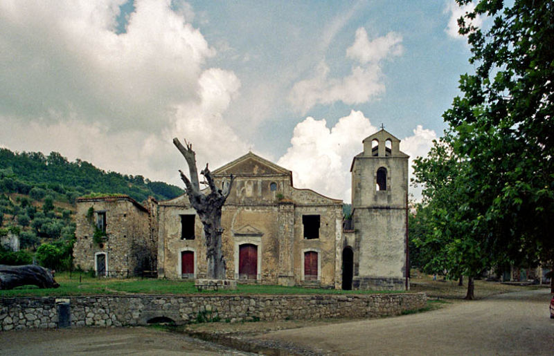 Roscigno Vecchia - Chiesa San Nicola di Bari e piazza Nicotera