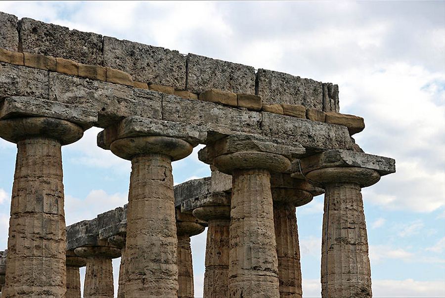 Particolare di un capitello dorico arcaico della Basilica di Paestum (Tempio di Hera - Giunone)