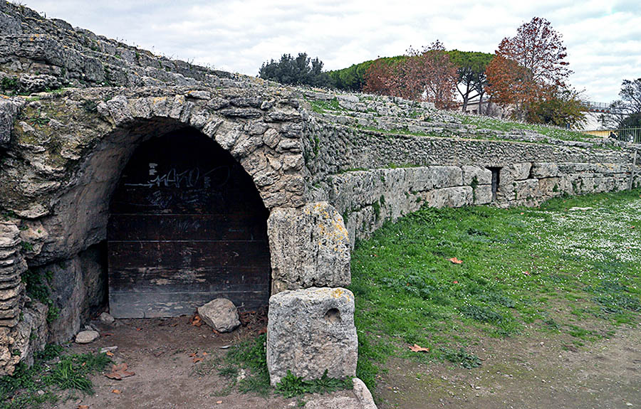 Paestum l'Anfiteatro fu fondato in epoca cesariana (50 a.C. circa)