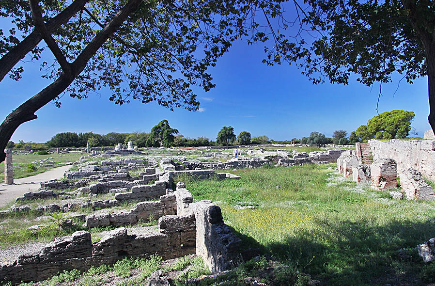Paestum foro e mura dell'anfiteatro