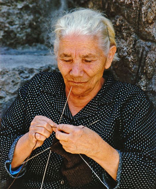 Vecchietta che sferruzza nel Cilento - Old lady knitting in Cilento.