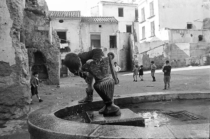 Largo Fornelle fine anni '60 - La fontana si trova in Piazza Matteo d'Aiello, costruita nel XVII secolo