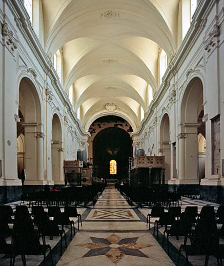 La chiesa è a croce latina con tre navate divise da grandi pilastri