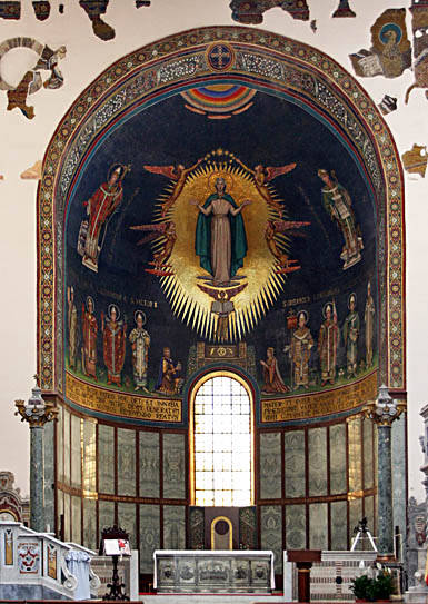 L'abside che abbraccia l'altare è decorato con un mosaico recente (1954)