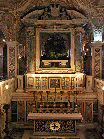 Al centro della cripta, un elegante baldacchino, sormonta la tomba di S. Matteo