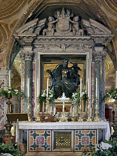 Al centro della cripta altare e tomba di S. Matteo e stemma dei Borboni in alto