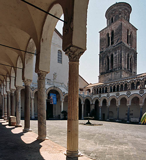 La torre campanaria del Duomo di Salerno