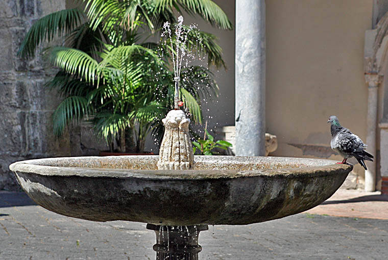 La vasca, utilizzata come bacino di fontana al centro dell'atrio della Cattedrale