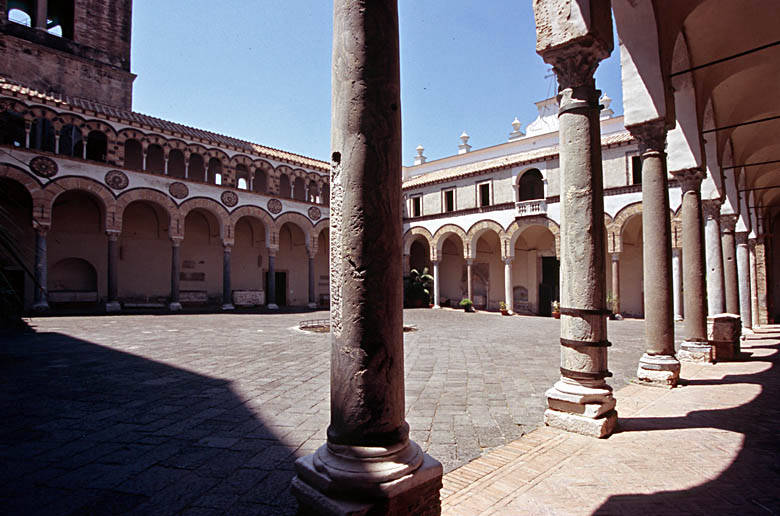 Duomo San Matteo - La pianta dell'atrio è circondata da un colonnato che forma un porticato