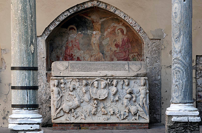 Sarcofago con Centauri .Duomo San Matteo Salerno