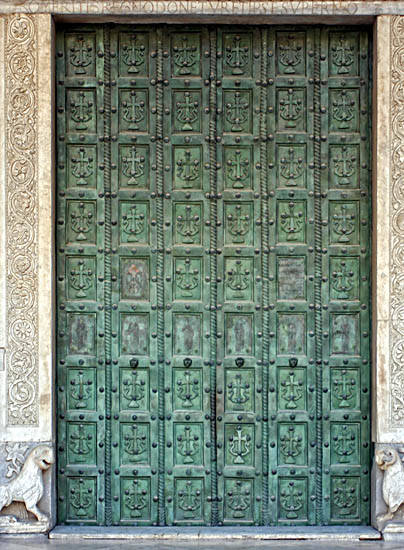 Alla Basilica si accede attraverso tre porte che si aprono sul pronao, la porta al centro è di bronzo