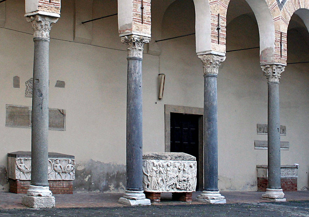 Sarcofagi nel quadriportico del Duomo San Matteo Salerno