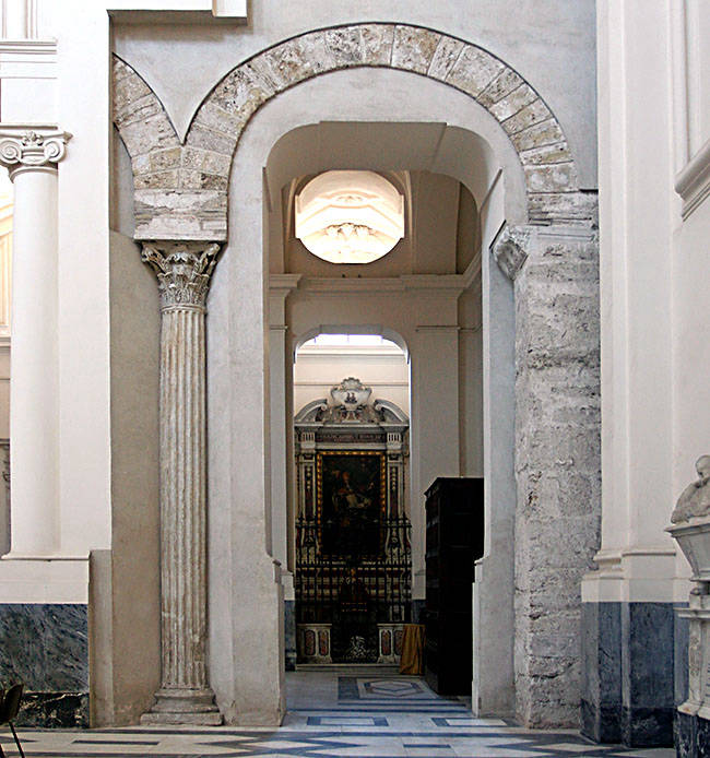 in una delle navate laterali è possibile ammirare archi, colonne e capitelli coperti dal barocco.