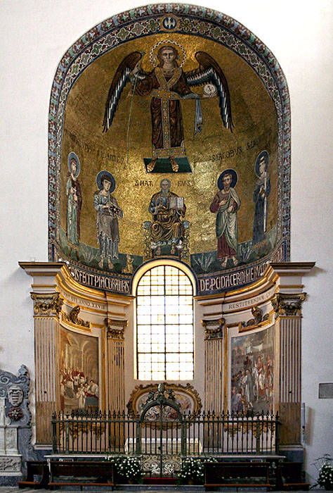 L'abside di destra, è chiamata cappella di Gregorio VII ( nel sarcofago sono deposte le spoglie di Gregorio VII 